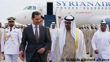 Das von der staatlichen syrisch-arabischen Nachrichtenagentur (SANA) veröffentlichte Foto zeigt Muhammad bin Zayid Al Nahyan (Mitte r), Präsident der Vereinigten Arabischen Emirate, beim Empfang von Baschar al-Assad (Mitte l), Präsident von Syrien, bei dessen Ankunft in den VAE zu einem offiziellen Besuch. +++ dpa-Bildfunk +++