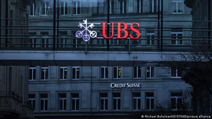 Schweiz Zürich | Logos von Credit Suisse und UBS