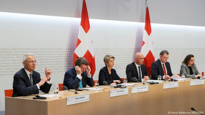 Die Chefs der beiden Schweizer Großbanken und Vertreter der Regierung bei der Medienkonferenz am Sonntagabend in Bern