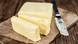 Kostka masła, obok nóż Kostka masła, obok nóż