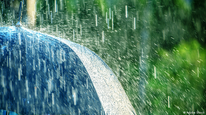 Foto simbólica de lluvia que cae sobre un paraguas en una imagen de archivo.