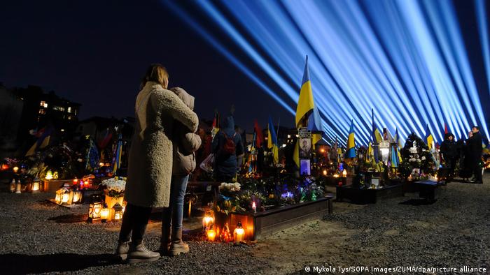 Ukraine, Lwiw | Angehörige besuchen Gräber gefallener Soldaten 