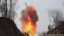 Diese von der staatlichen nordkoreanischen Nachrichtenagentur KCNA am 20.03.2023 zur Verfügung gestellte Aufnahme zeigt nach Angaben von KCNA den Start einer ballistischen Rakete im Rahmen einer taktischen Militärübung am 18. und 19.03.2023 an einem nicht genannten Ort. Die Aufnahme wurde von der staatlichen nordkoreanischen Nachrichtenagentur KCNA zur Verfügung gestellt. Sein Inhalt kann nicht unabhängig verifiziert werden. +++ dpa-Bildfunk +++