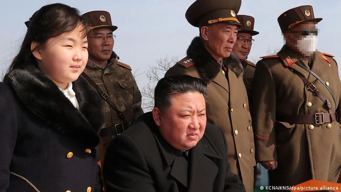 Nordkorea | Kim Jong Un und seine Tochter bei einer Militärübung 