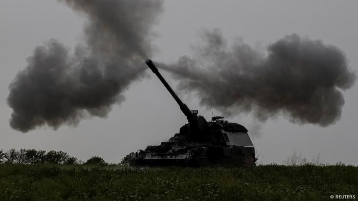 Ukraine |  Panzerhaubitze 2000 in the Donbas region fires shot, it smokes