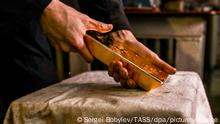 21.10.2021****
SHCHYOLKOVO, MOSCOW REGION, RUSSIA - OCTOBER 21, 2021: A gold bar cast at Shchyolkovo Plant of Secondary Precious Metals of the Yuzhuralzoloto Group of Companies. The enterprise, founded in 1976, extracts gold ore from underground and open pit mines. Sergei Bobylev/TASS