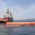 Ein Schiff legt Ölsperren auf dem Meer aus (Foto: SINTEF)