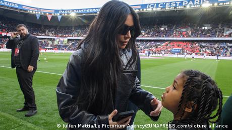 نجمة تلفزيون الواقع الأمريكية كيم كارداشيان مع ابنها خلال مباراة لباريس سان جيرمان