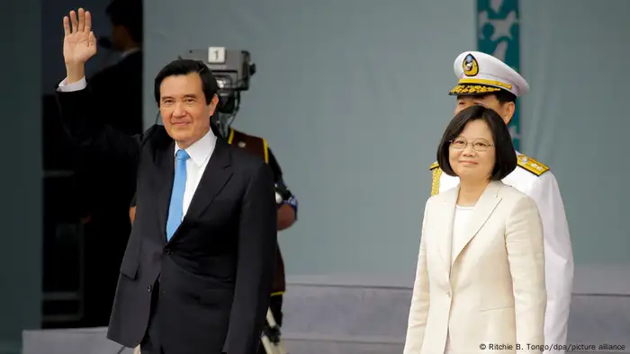 台灣前總統馬英九和現任總統蔡英文，本週分別訪問中國和美國，圖為2016年就職典禮資料照