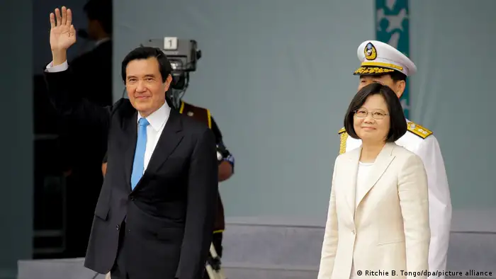 台南市長黃偉哲說，這次馬英九訪中「很明顯是要與蔡英文總統訪美互別苗頭」。
