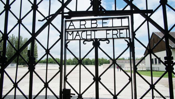 Dachau: puerta de hierro con la cínica inscripción nazi El trabajo libera.