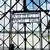 Mensagem "O trabalho liberta" no portão da frente do campo de concentração 