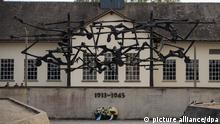 18/10/2022**Die Bronzeskulptur „Menschen im Stacheldraht“ steht auf dem Apellplatz des früheren Konzenzrationslagers. Das vom Künstler Nandor Glid 1967 erschaffene Mahnmal wurde nach mehr als drei Jahren Sanierung wieder eingeweiht.