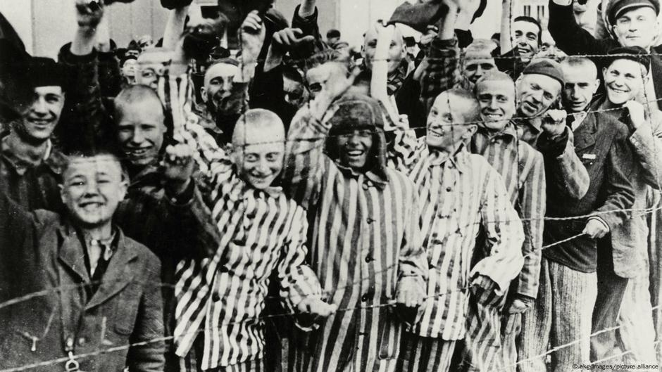 Logoraši u Dahauu neposredno nakon što su ga 1945. oslobodili američki vojnici