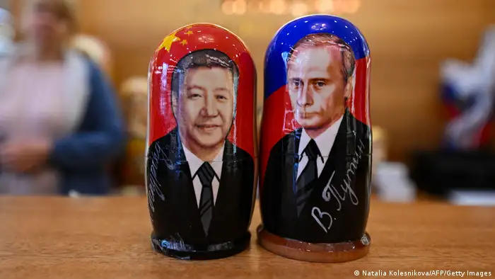 圖為莫斯科一間禮品店販賣的中俄領袖娃娃。