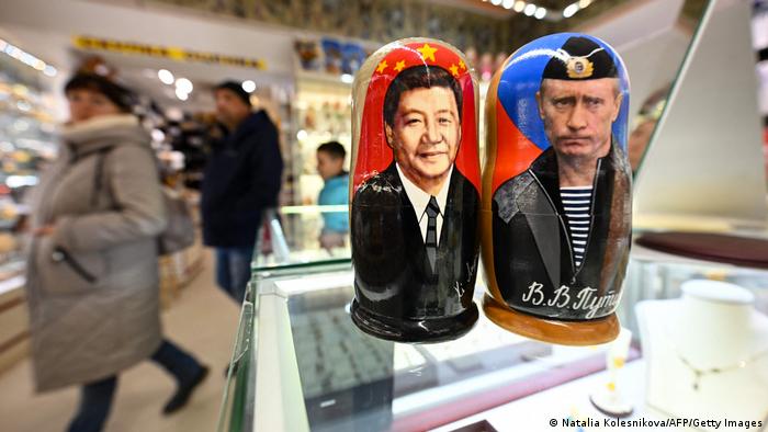 3月20日，中国国家主席习近平对俄罗斯展开为期三天的国事访问。莫斯科一家旅游纪念品商店摆放起印有习近平和俄罗斯总统普京头像的“套娃”玩具。