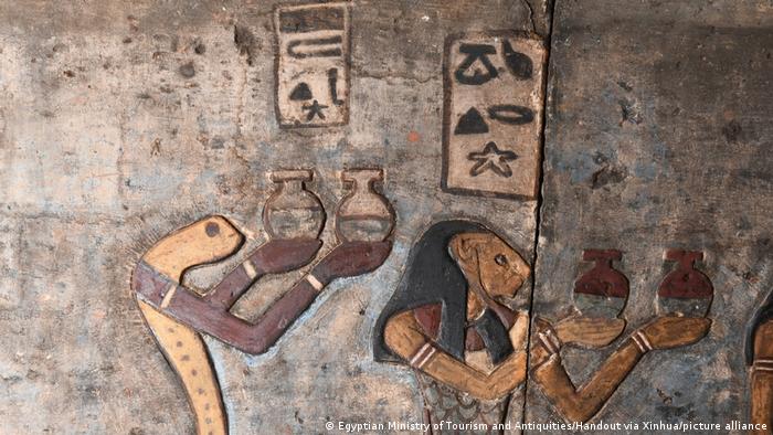 Esta foto sin fecha muestra un mural, parte de un diagrama zodiacal encontrado en el techo del Templo de Esna.