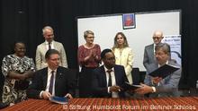 Vorne: Lars-Christian Koch (SPK), Noel Lwoga (NMT) und Hartmut Dorgerloh (SHF) bei derVertragsunterzeichnung in Dar es Salaam. Hinten: Vertreterin des Ministeriums für Natural Resourcesand Tourism in Tansania, Gregor Kollmorgen, Referatsleiter der Beauftragten für Kultur und Medien(BKM), die Staatsministerin im Auswärtigen Amt Katja Keul, die Botschafterin der BundesrepublikDeutschland in Tansania Regine Hess sowie der tansanische Botschafter in Deutschland Dr.Abdallah Possi. Copyright:Stiftung Humboldt Forum im Berliner Schloss