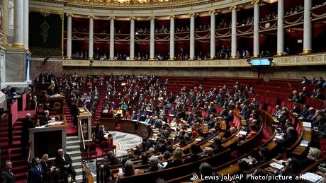 Η γαλλική κυβέρνηση επιβιώνει παρά τρίχα