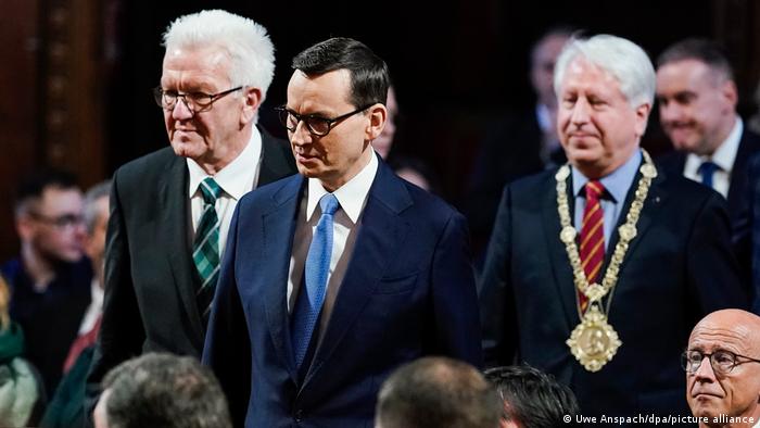 Ministerpräsident Morawiecki, Ministerpräsident Kretschmann und Rektor Eitel auf dem Weg durch die Zuhörerschaft in der Alten Aula
