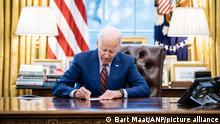 2023-01-17 12:56:42 WASHINGTON  US-Präsident Joe Biden am resoluten Schreibtisch im Oval Office, während eines Besuchs von Premierminister Mark Rutte im Weißen Haus. Während des Besuchs wird die Koordinierung der Unterstützung der Ukraine besprochen. Darüber hinaus wird über die weitere Zusammenarbeit im Bereich Verteidigung und Sicherheit gesprochen und über eine weitere Stärkung der bilateralen Handelsbeziehungen zwischen den Niederlanden und den Vereinigten Staaten gesprochen. ANP BART GEMACHT