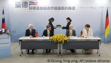 21.03.2023, Taiwan, Taipeh: Bettina Stark-Watzinger (r-l), Bundesbildungsministerin, Jörg Polster, Generaldirektor des Deutschen Instituts Taipeh, Jhy-Wey Shieh, Repräsentant der Taipeh-Repräsentanz in Deutschland, Tsung-Tsong Wu, Taiwans Minister für Wissenschaft und Technologie, nehmen an der Unterzeichnungszeremonie eines deutsch-taiwanesischen Abkommens über wissenschaftliche und technologische Zusammenarbeit teil. Stark-Watzinger ist am Dienstag in Taiwan eingetroffen. Auf dem Programm des zweitägigen Besuchs in der demokratischen Inselrepublik stehen unter anderem Treffen mit Regierungsmitgliedern und Wissenschaftlern. Foto: ChiangYing-ying/AP +++ dpa-Bildfunk +++