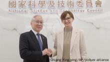 21.03.2023, Taiwan, Taipeh: Tsung-Tsong Wu, Taiwans Minister für Wissenschaft und Technologie, begrüßt Bettina Stark-Watzinger, Bundesbildungsministerin, im Wissenschaftsministerium in Taipeh. Stark-Watzinger ist am Dienstag in Taiwan eingetroffen. Auf dem Programm des zweitägigen Besuchs in der demokratischen Inselrepublik stehen unter anderem Treffen mit Regierungsmitgliedern und Wissenschaftlern. Foto: ChiangYing-ying/AP +++ dpa-Bildfunk +++
