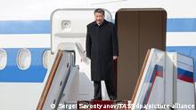 DIESES FOTO WIRD VON DER RUSSISCHEN STAATSAGENTUR TASS ZUR VERFÜGUNG GESTELLT. [RUSSIA, MOSCOW - MARCH 20, 2023: The President of the People's Republic of China, Xi Jinping, steps off the aircraft during an arrival ceremony at Vnukovo 2 Airport. The Chinese leader arrived in Russia for a state visit, which is a second visit abroad after Xi Jinping was re-elected for a third term. Sergei Savostyanov/TASS]