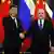 El presidente chino, Xi Jinping, saluda al primer ministro ruso, Michail Mishustin, durante una reunión en Moscú el 21.03.2023. (Archivo)
