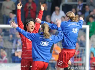 Die Potsdamerin Yuki Nagasato (l) feiert mit bihren Mnnschatfskameraden den Einzug in das Champions-League-Finale. (Foto: Bernd Settnik dpa/lbn)