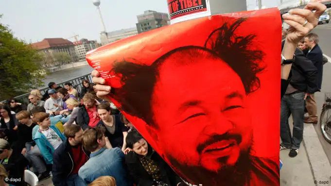 Rotes Plakat mit dem Bild Ai Weiweis bei einer Demonstration in Berlin am 17. April (Foto: Ap)