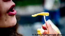 ROTTERDAM - A teenager eats fries with mayonnaise at a snack bar restaurant. A fat tax is an excise duty levied on unhealthy and fatty foods. The cabinet wants to reduce advertising for unhealthy food aimed at children. Robin Utrecht