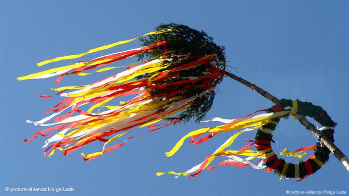 Maibaum bunt flatternd 