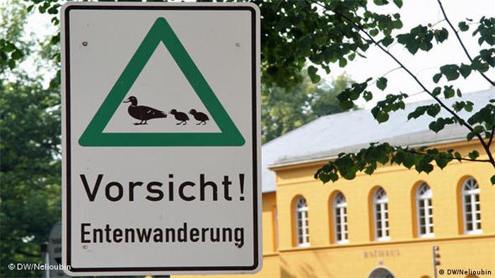 هزینه تولید، نصب و نگهداری از این تابلوها کم نیست. در آلمان این تابلو احتیاط هم دیده می‌شود: محل عبور اردک و جوجه‌هایش.