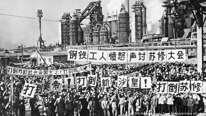 勃列日涅夫任苏共领导人后，中苏关系依然处于对峙势态。1966年中国文化大革命开始之后，两国间几乎停止了所有交往。1967年，红卫兵曾冲击苏联驻北京大使馆。图为1969年中苏边境冲突后，包头钢铁厂工人抗议“苏修社会帝国主义”的示威。
