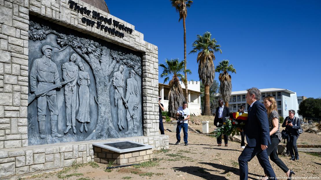 Njemački ministar gospodarstva Robert Habeck polaže u Namibiji vijenac pred spomenikom "Borba za slobodu" koji podsjeća na žrtve njemačke kolonijalne vladavine