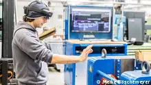 trois virtual reality werk Industrial Metaverse vom Büro wird mit den Werkenden in der Halle per vitual Rality brille kommuniziert Foto: Meike Böshemeyer