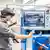 Ein Mitarbeiter beim Unternehmen ZWi Technologies steuert eine Maschine per Gestensteuerung und Datenbrille