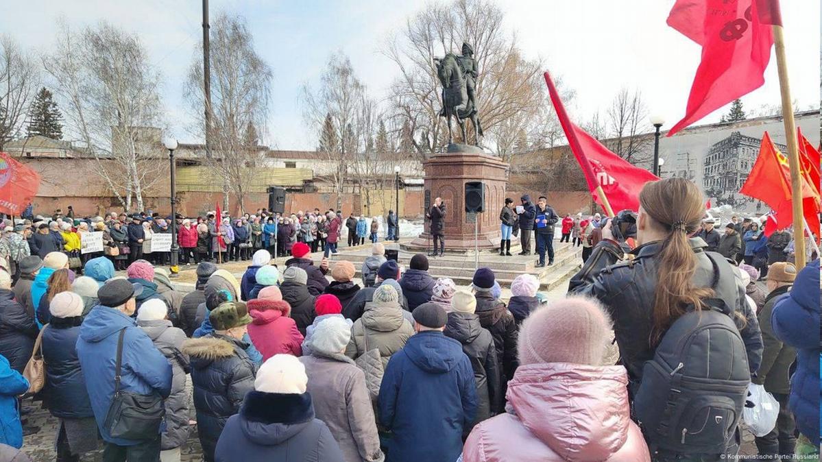 Дрова в кредит. В РФ протестуют против повышения цен на ЖКХ – DW –  21.03.2023