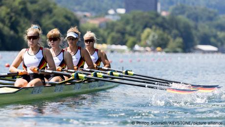 Beim Ruder-Weltcup auf dem Rotsee sitzen vier deutsche Atheletinnen in einem Boot.