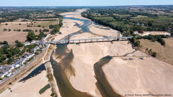 Die fast ausgetrocknete Loire in Frankreich