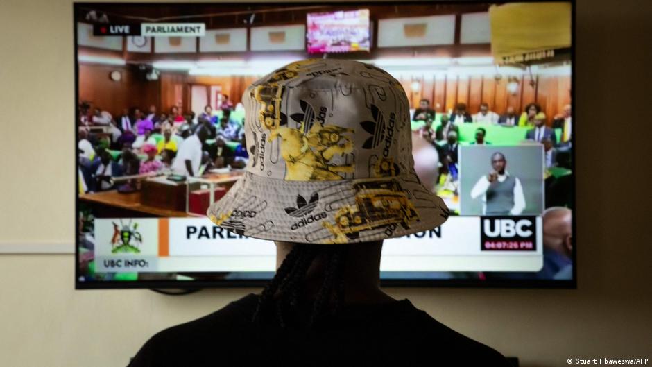 Uganda: New anti-LGBTQ law restricts media and activists too – DW – 03/23/2023 - Vimarsana News