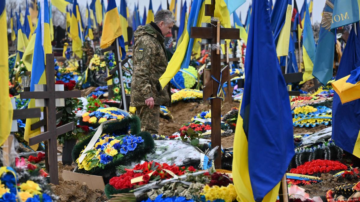 Тяжелые цифры. Как украинцы принимают данные о потерях ВСУ – DW – 27.02 ...
