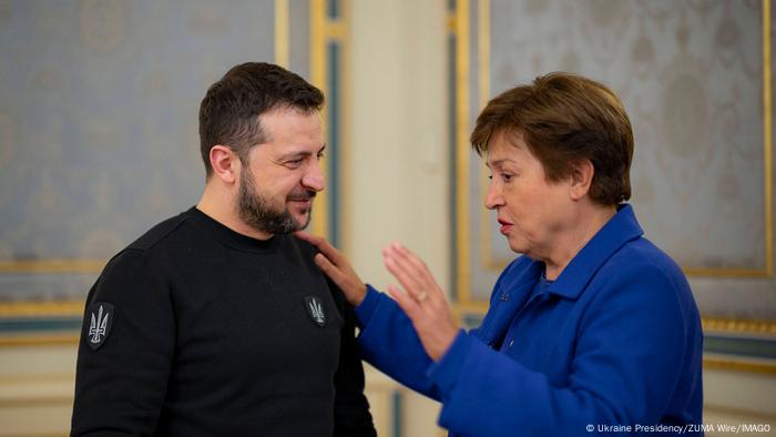 El presidente de Ucrania, Volodímir Zelenski con Kristalina Gueorguieva, gerente del FMI.