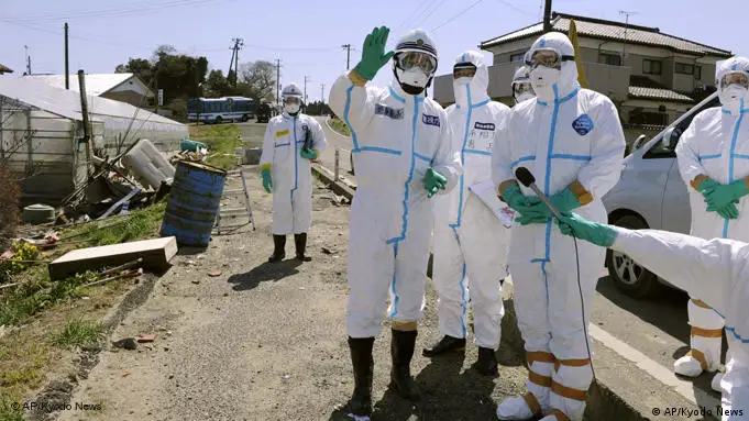 Helfer im Schutzanzug untersuchen das verstrahlte Gebiet rund um das AKW Fukushima (Foto: AP)
