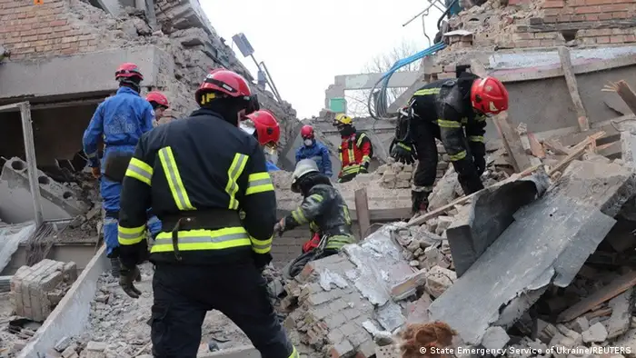 救援人员在勒日希夫寻找废墟下的幸存者