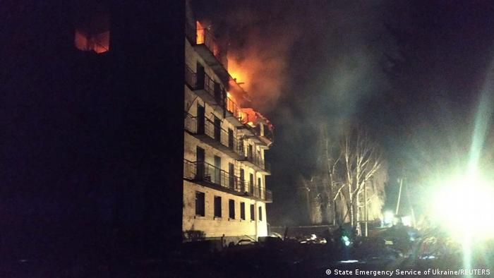 Un edificio fuertemente dañado por un ataque de drones rusos hace una semana en la ciudad de Rzhyshchiv, en la región de Kiev. (Archivo 22.03.2023).