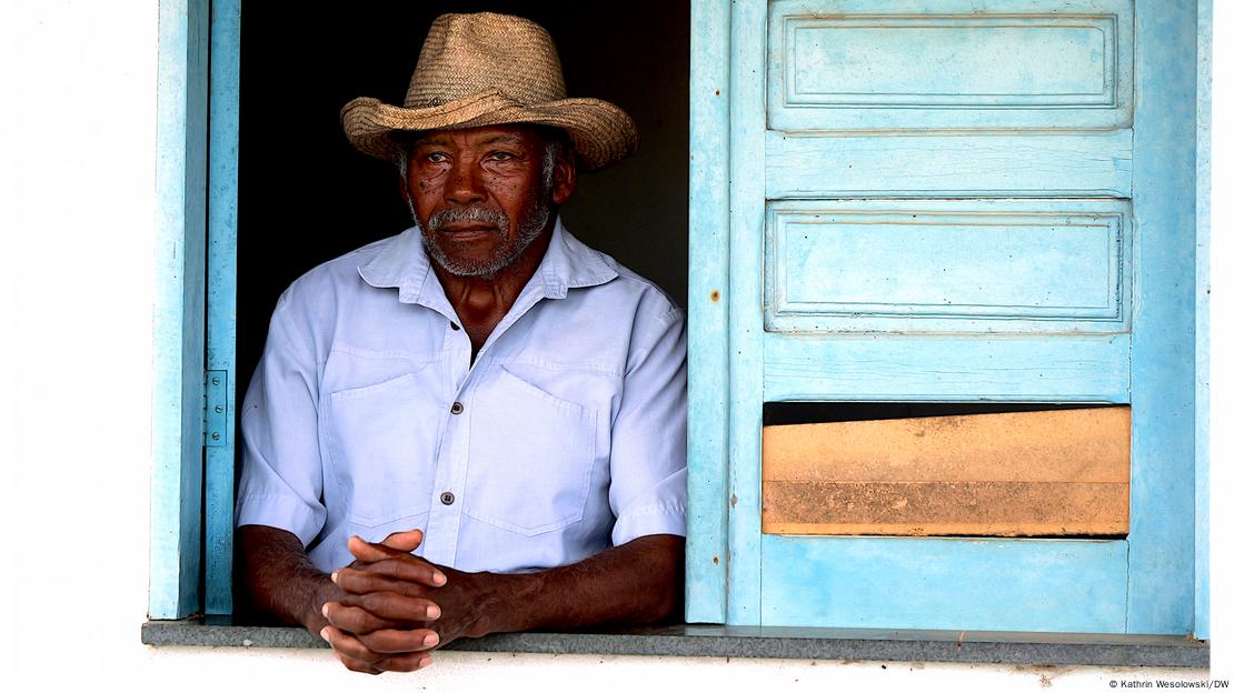 Agricultor Nelson Borges da Cruz na janela de sua casa