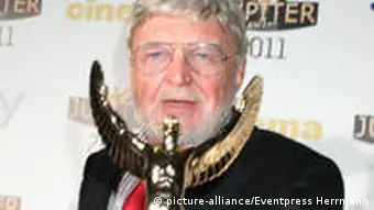 Zu seinen zahlreichen Auszeichnungen gehört auch der Ehrenjupiter - Hardy Krüger bei der Verleihung - Jupiter Awards 2011 - in der Puro Sky Lounge in Berlin