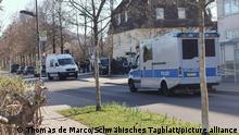 22.03.2023 Polizeifahrzeuge stehen in einer Straße. Bei bundesweiten Durchsuchungen im «Reichsbürger»-Milieu ist in Reutlingen ein Beamter eines Spezialeinsatzkommandos durch einen Schuss leicht verletzt worden.